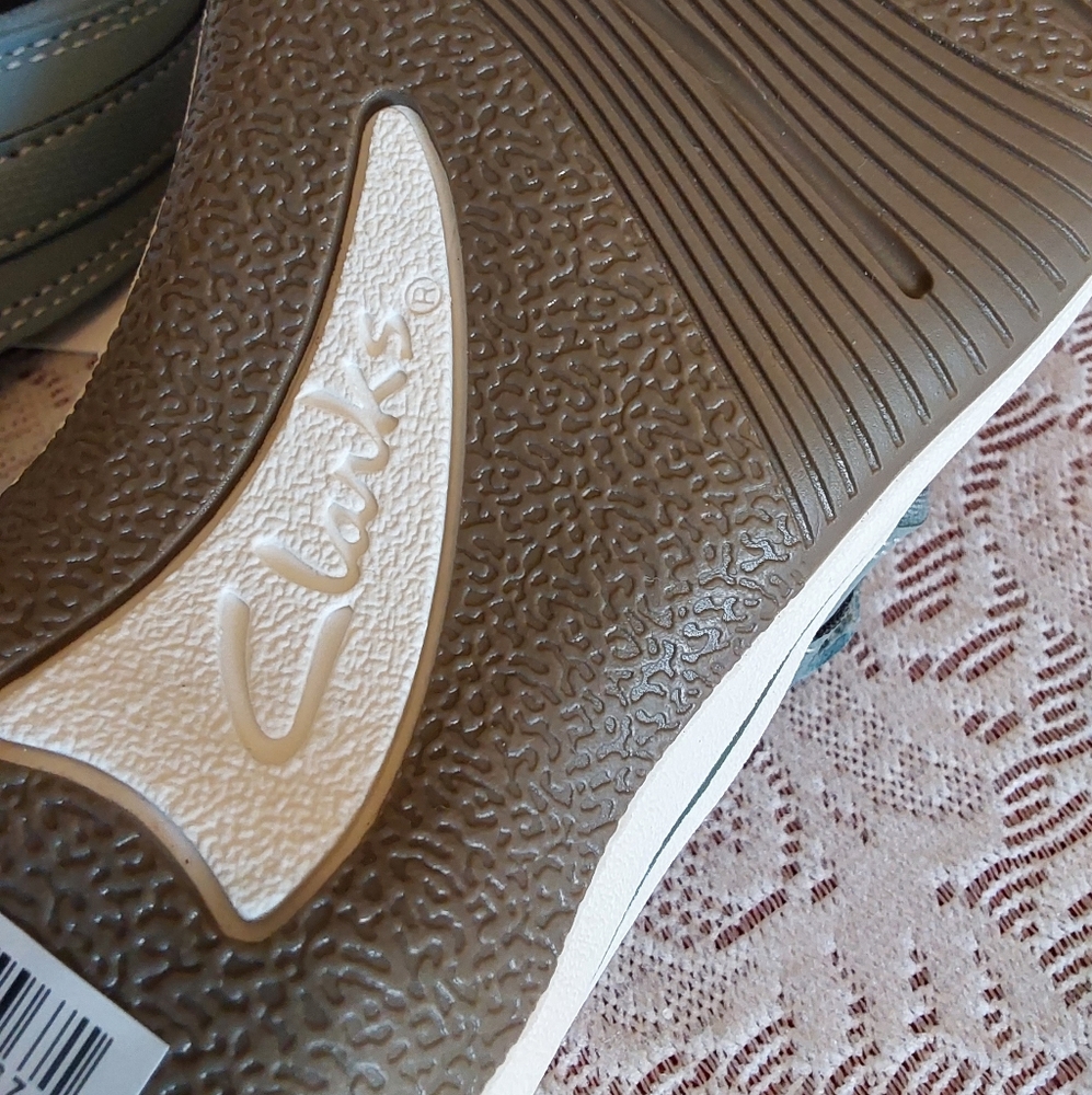 🌺 NWT Clarks Cloudsteppers Slip-on Sandals - Picture 9 of 10